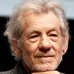 Ian McKellen - Bildurheber: Gage Skidmore, CC BY-SA 2.0 https://commons.wikimedia.org/wiki/File:SDCC13_-_Ian_McKellen.jpg Cropped
