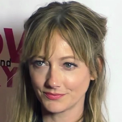 Judy Greer - Bildurheber: thepaparazzigamer, CC BY 3.0 https://commons.wikimedia.org/wiki/File:Judy_Greer_Hedwig_And_The_Angry_Inch_Premiere_2016.png Cropped